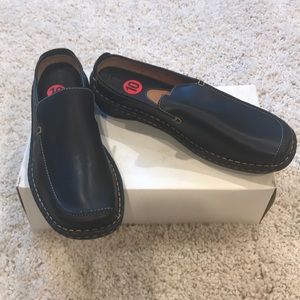 Very comfortable walking shoe.